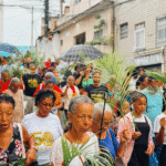 Fé que não se Abala: Sob chuva, fiéis celebraram o Domingo de Ramos no Nordeste de Amaralina.